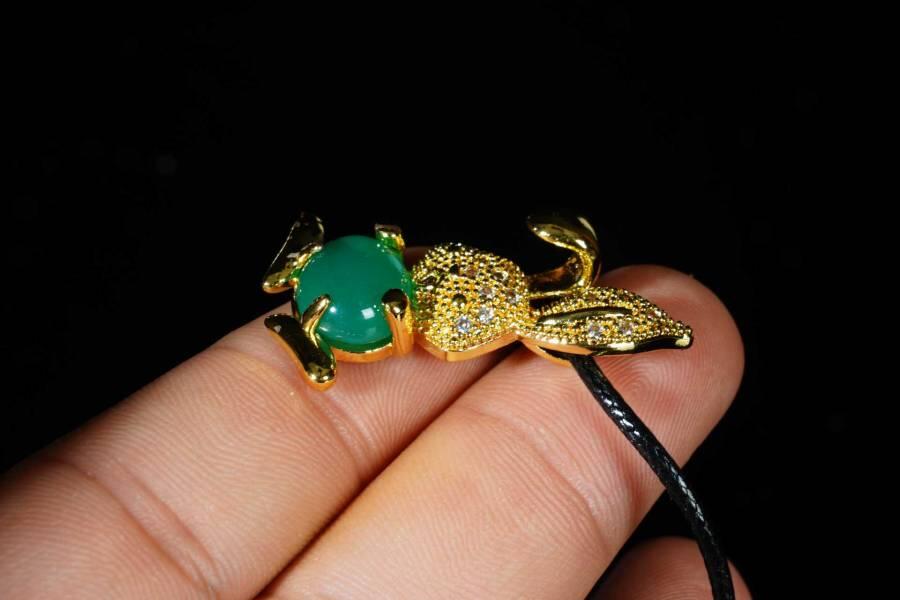 上海都达杂项专场八（全场包邮）   天然镀金小兔子嵌绿玛瑙蛋面挂件 附鉴定证书87-360