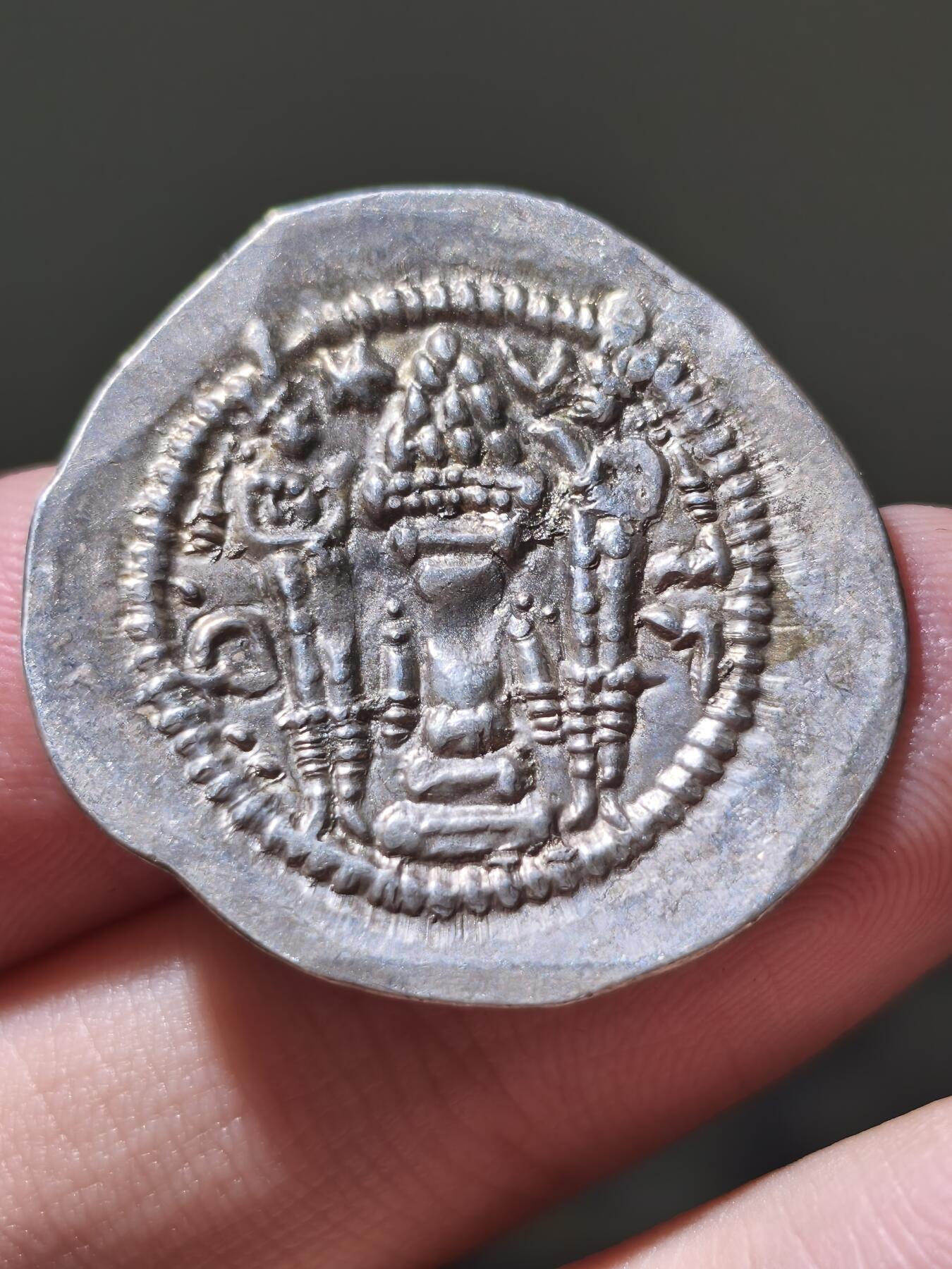 星盘世界钱币一月三十一日古典币专场 萨珊波斯1德拉克马银币，造于卑路斯一世第三次造币时期，造于历史名城KR（克尔曼）厂，无纪年，这是位于伊朗的稀有造币厂，千里挑一的美品