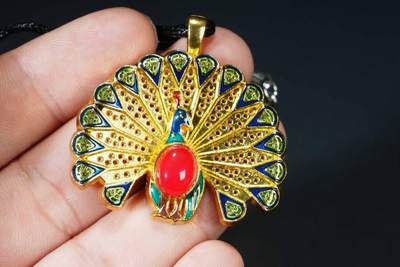 上海都达杂项专场八（全场包邮）   天然镀金孔雀开屏嵌红玛瑙蛋面挂件 附鉴定证书87-356