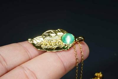 上海都达杂项专场八（全场包邮）   天然镀金一叶生财嵌绿玛瑙蛋面挂件 附鉴定证书87-359