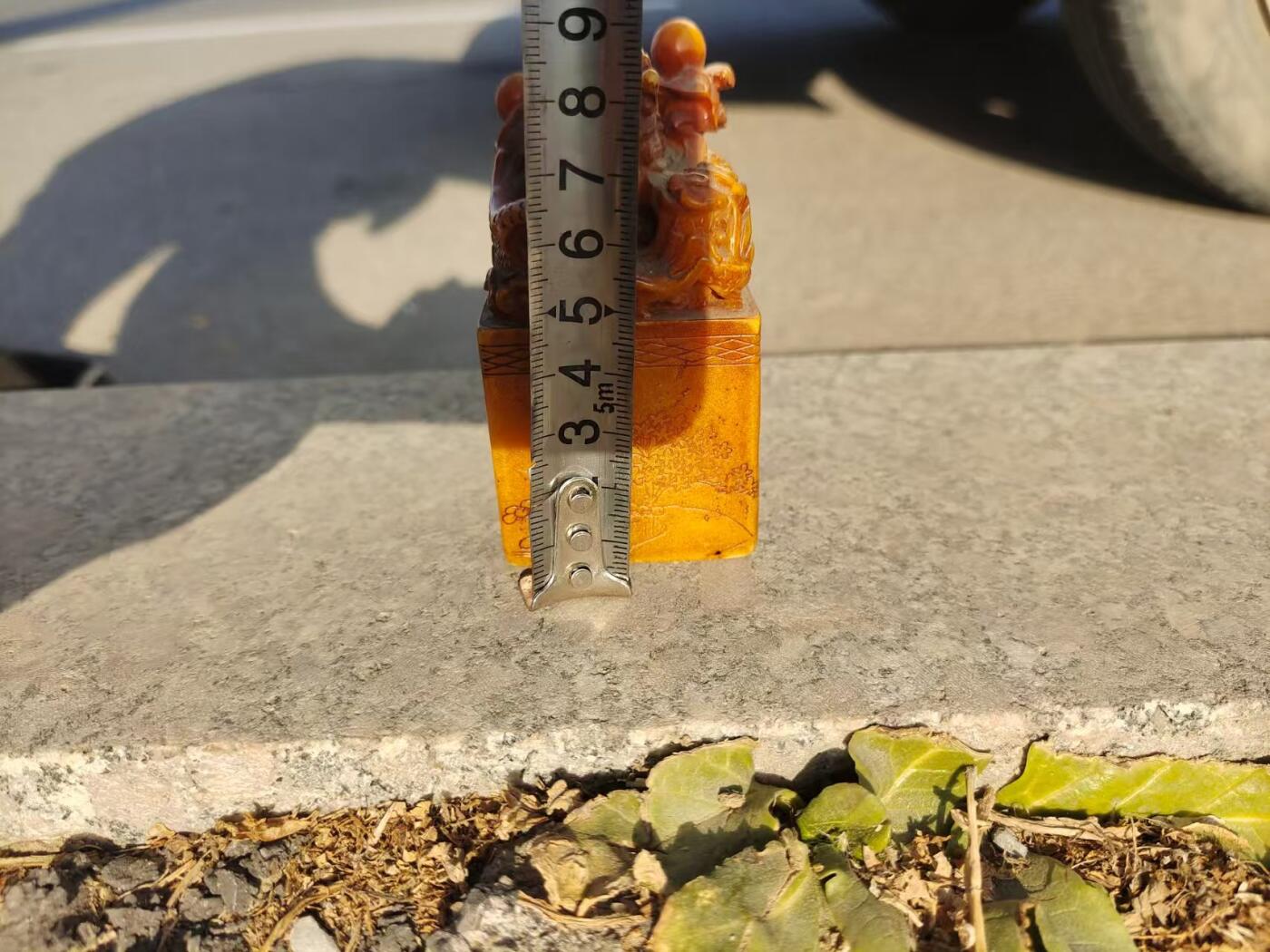 清代寿山石龙行天下印章，龙形浮雕，盘龙戏珠，做工精细，雕刻生动。尺寸具体见图。整体保存不错，有正常使用痕迹，无裂纹，品相以图为准。