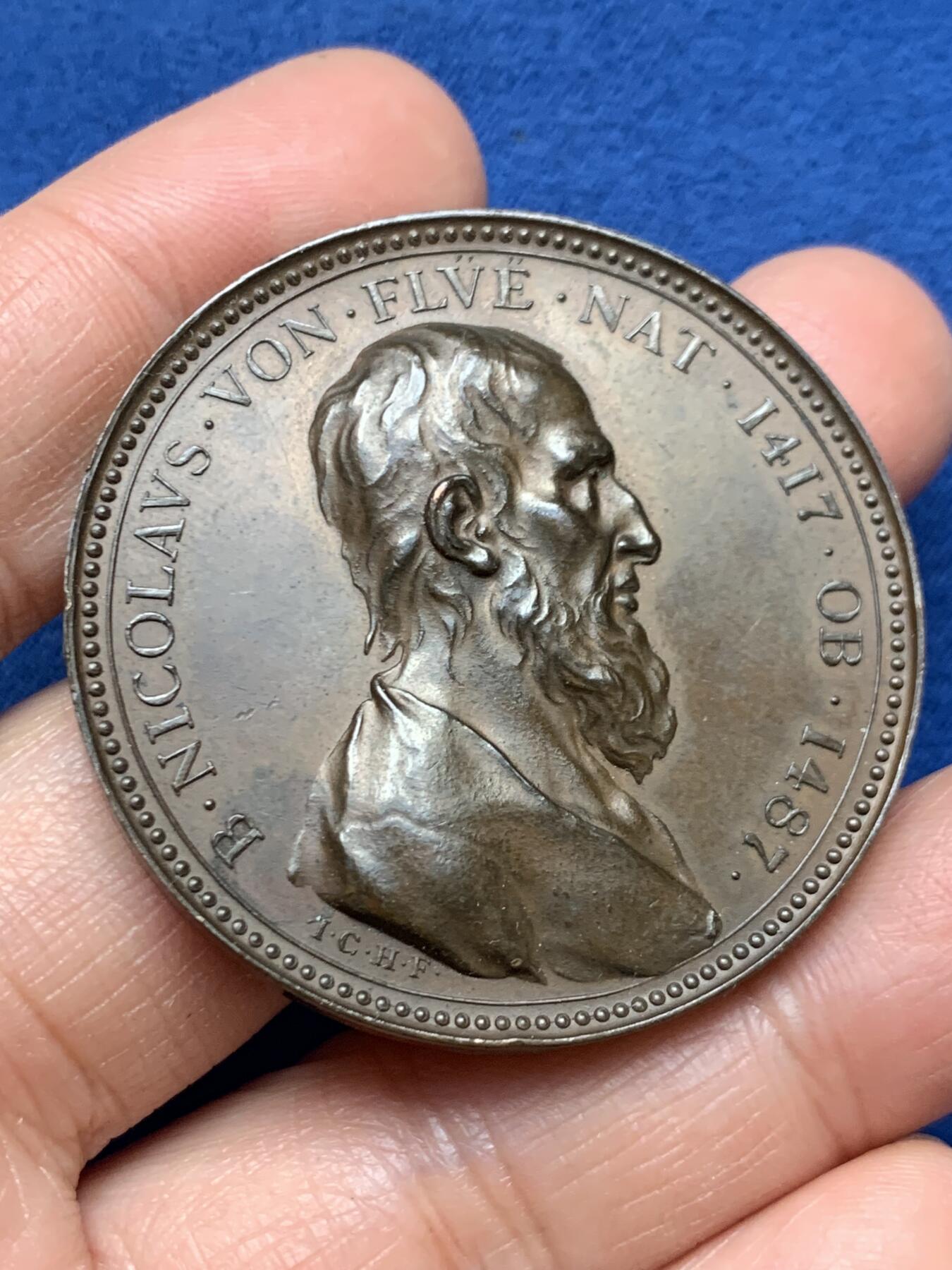 《竞宝斋》第461场 周日，周一，2场连拍 （全场包邮）欢迎送拍 尼古拉·德·弗莱逝世四百周年(1487年至1887年)纪念章，他以其智慧和调解能力著称，曾成功调解了瑞士各州之间的冲突，被誉为“瑞士的和平缔造者”。37.3克，44.5mm