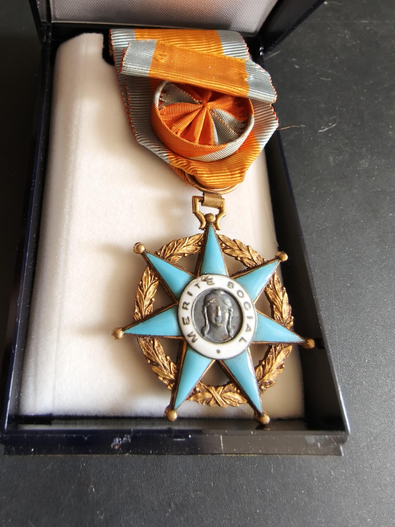 老王徽章第179期 法国军官级社会功绩勋章    原盒