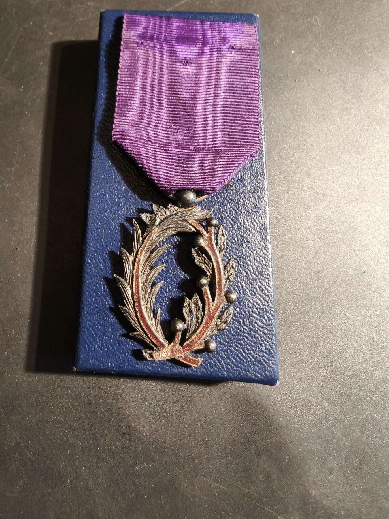 老王徽章第179期 法国骑士级棕榈叶勋章    带纸盒    银质珐琅