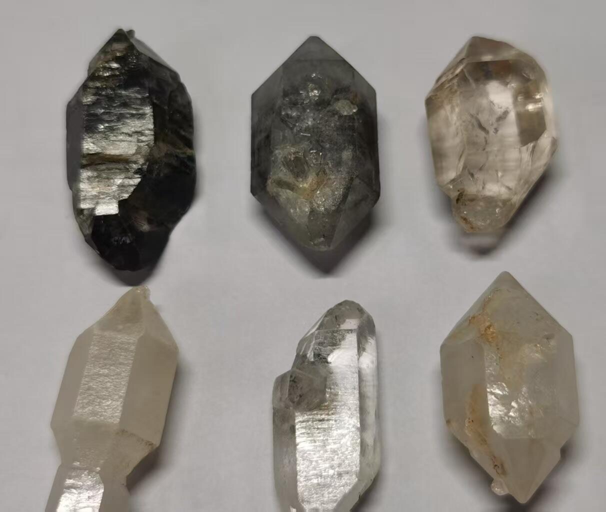 七河·世界币章矿标杂件每周小拍（总第35期）（本场周二结标） 藏家出品 X720（8） 比较大个头的云贵闪灵水晶原石一组 9 件 本件拍品由合作藏家邮寄