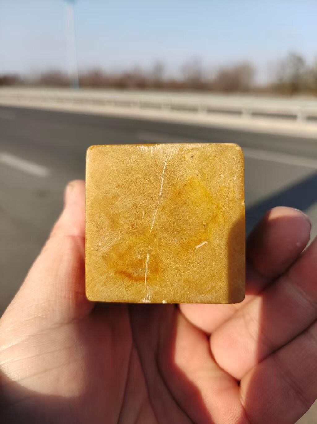 清代寿山石龙行天下印章，龙形浮雕，盘龙戏珠，做工精细，雕刻生动。尺寸具体见图。整体保存不错，有正常使用痕迹，无裂纹，品相以图为准。