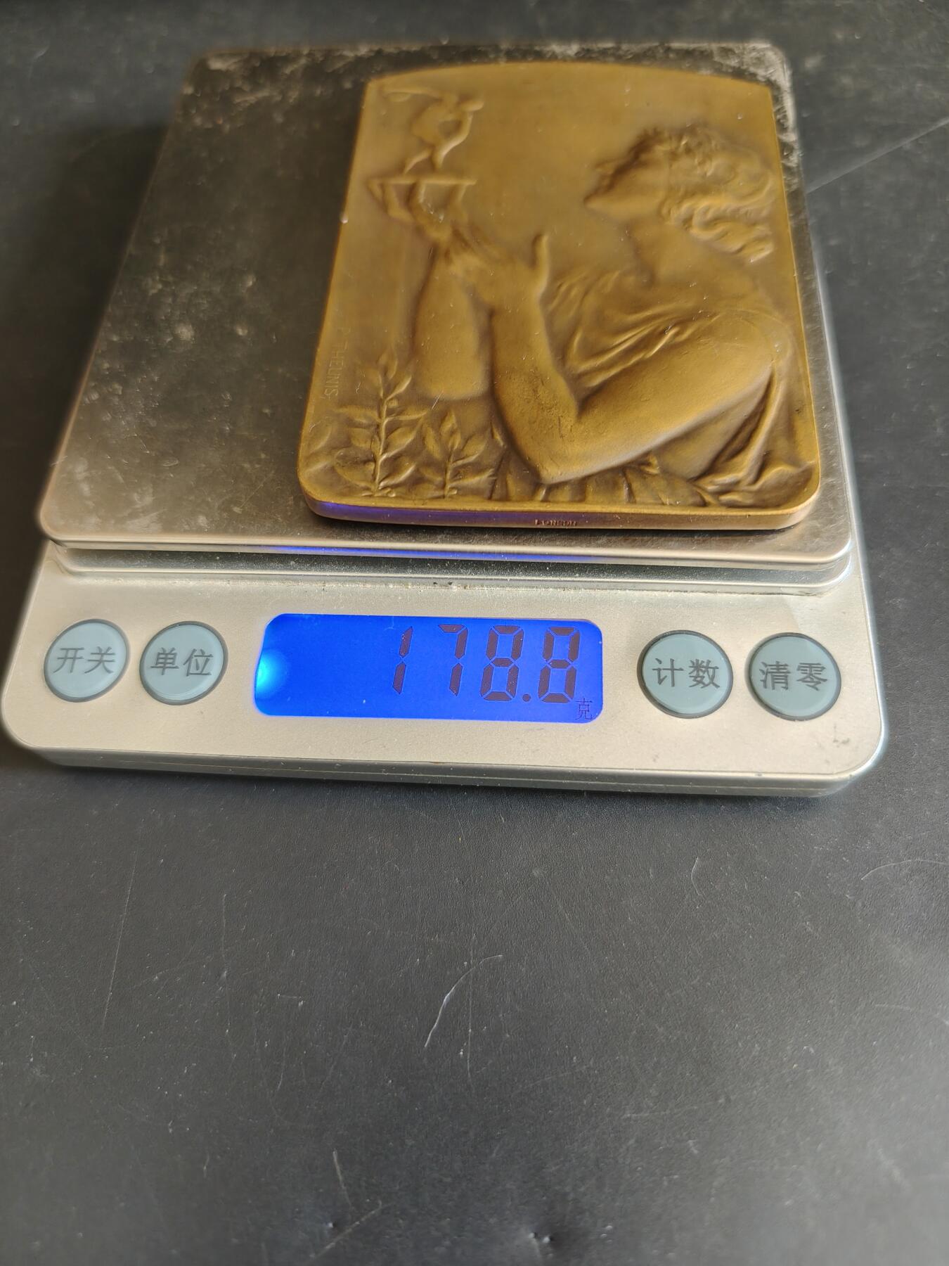 老王徽章第179期 比利时《晚报》手球运动方形大铜章     尺寸60×83mm    重量178.8g