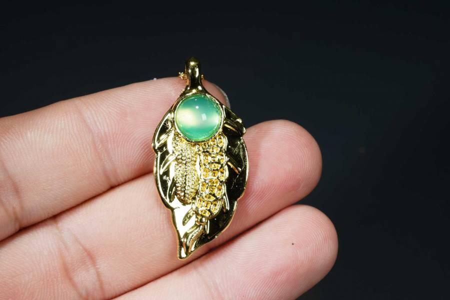 上海都达杂项专场八（全场包邮）   天然镀金一叶生财嵌绿玛瑙蛋面挂件 附鉴定证书87-359