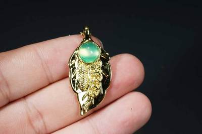 上海都达杂项专场八（全场包邮）   天然镀金一叶生财嵌绿玛瑙蛋面挂件 附鉴定证书87-359