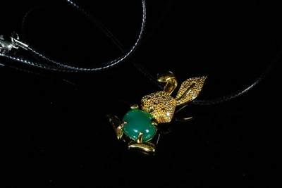 上海都达杂项专场八（全场包邮）   天然镀金小兔子嵌绿玛瑙蛋面挂件 附鉴定证书87-360