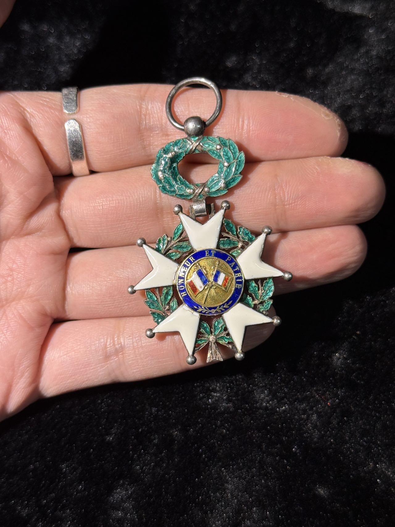 戎马世界章牌大赏第110期 法国荣誉军团勋章，银制，章芯金制，珐琅有破损与修补，重20g左右哦