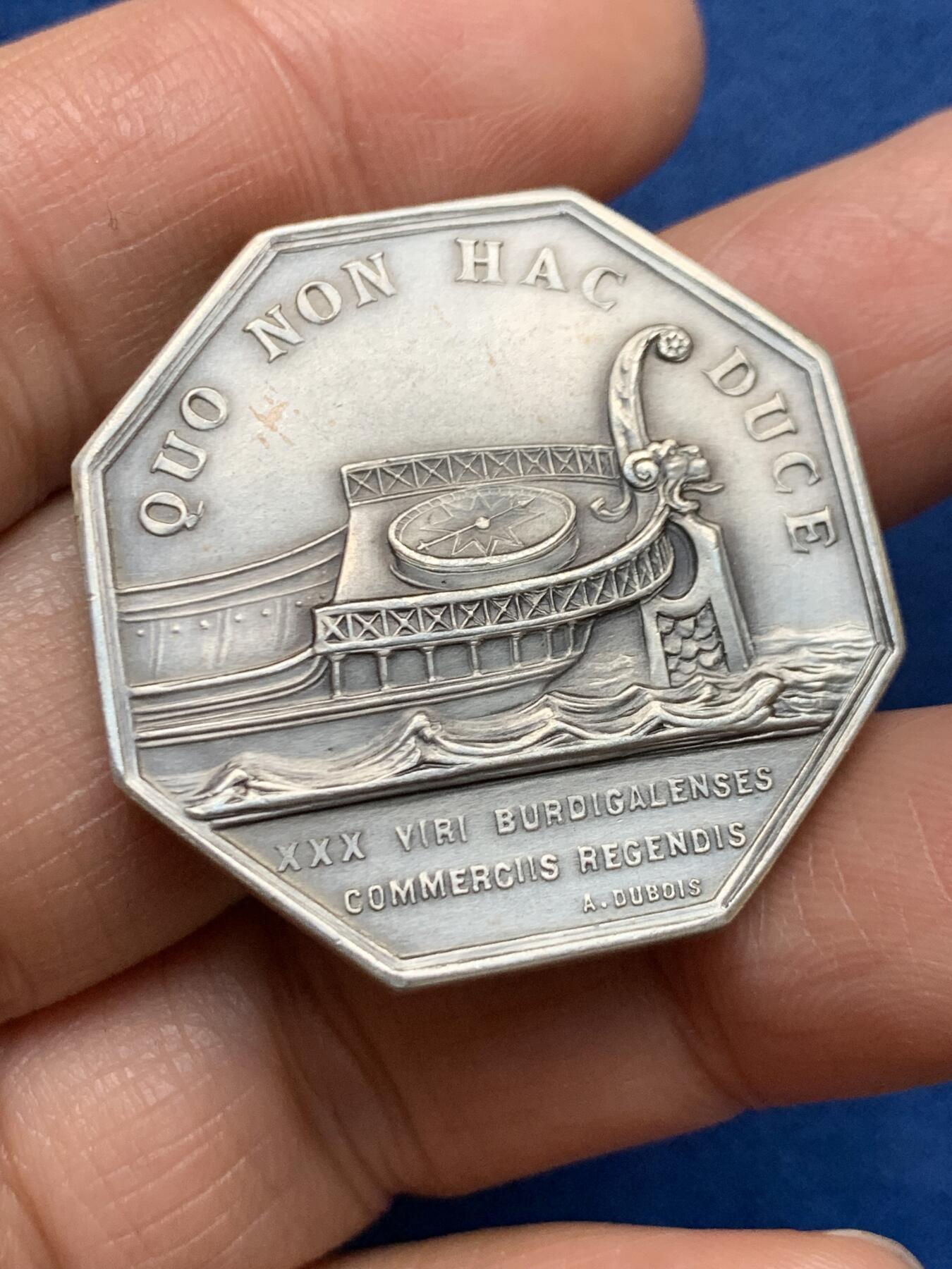 《竞宝斋》第461场 周日，周一，2场连拍 （全场包邮）欢迎送拍 法国波尔多商会八角银质代币，丰饶角边铭，23.5g，33.9mm