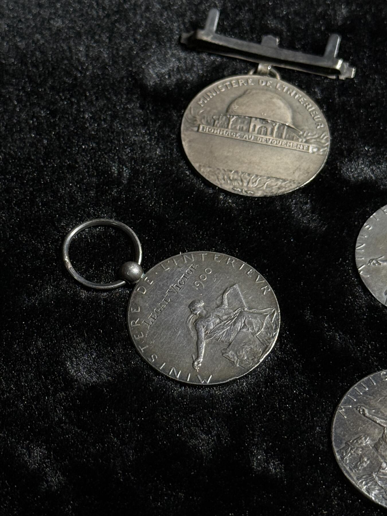 戎马世界章牌大赏第110期 法国奖章一组，银制，重约48.7g