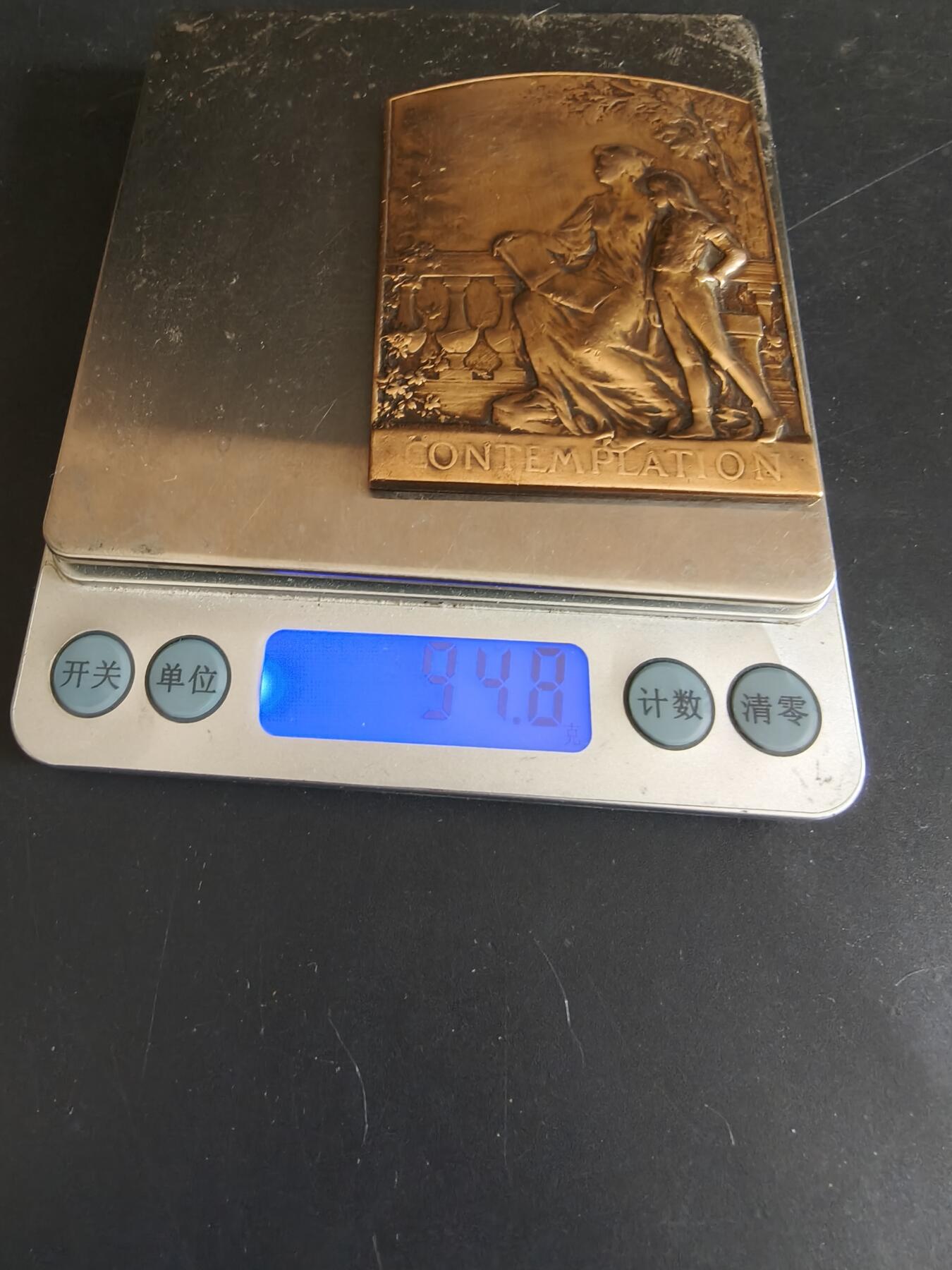 老王徽章第179期 法国“冥想”主题方形大铜章     Aug. Maillard作品    尺寸70×56mm      重量94.8g