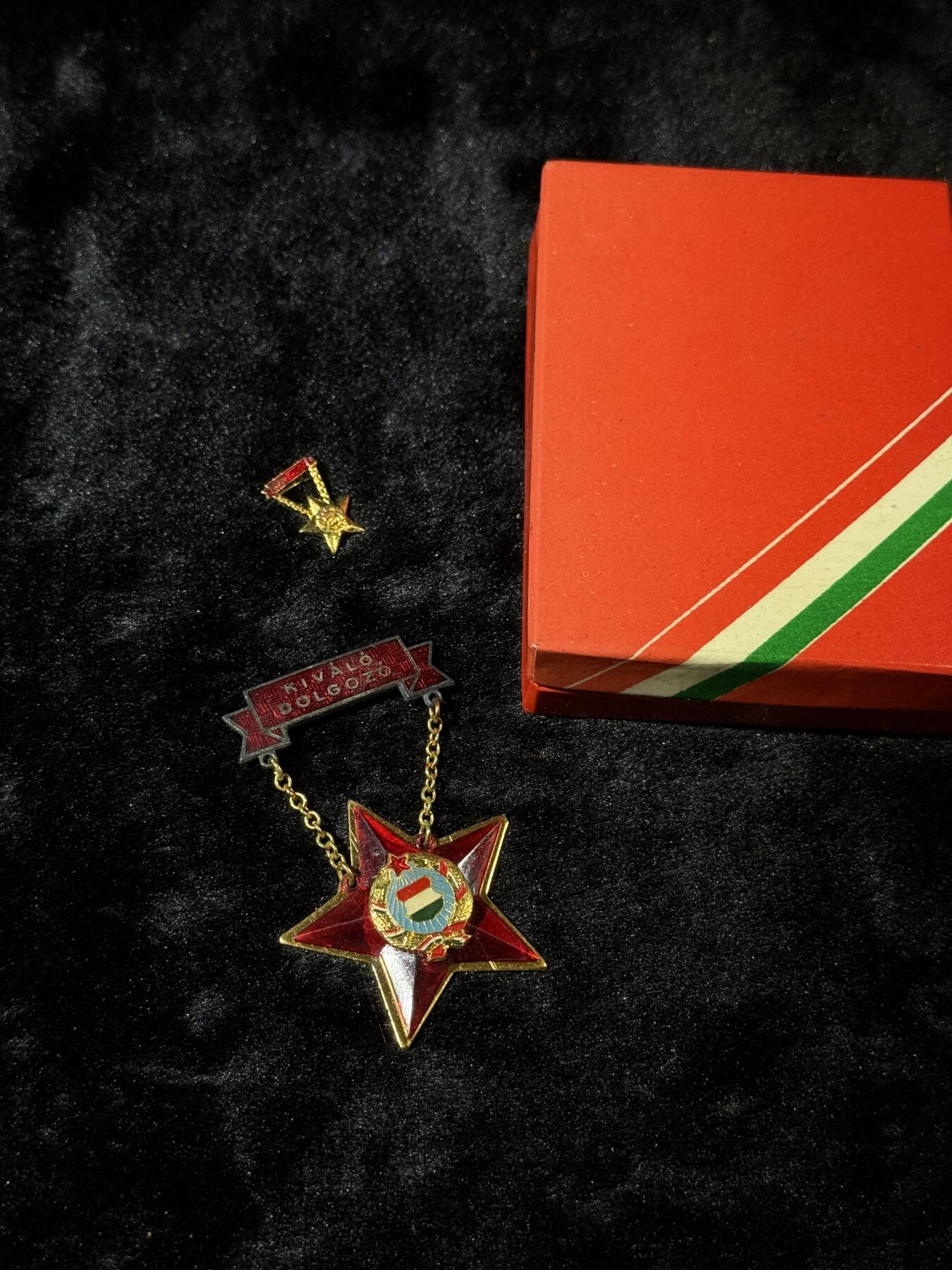 戎马世界章牌大赏第110期 匈牙利优秀劳动者证章