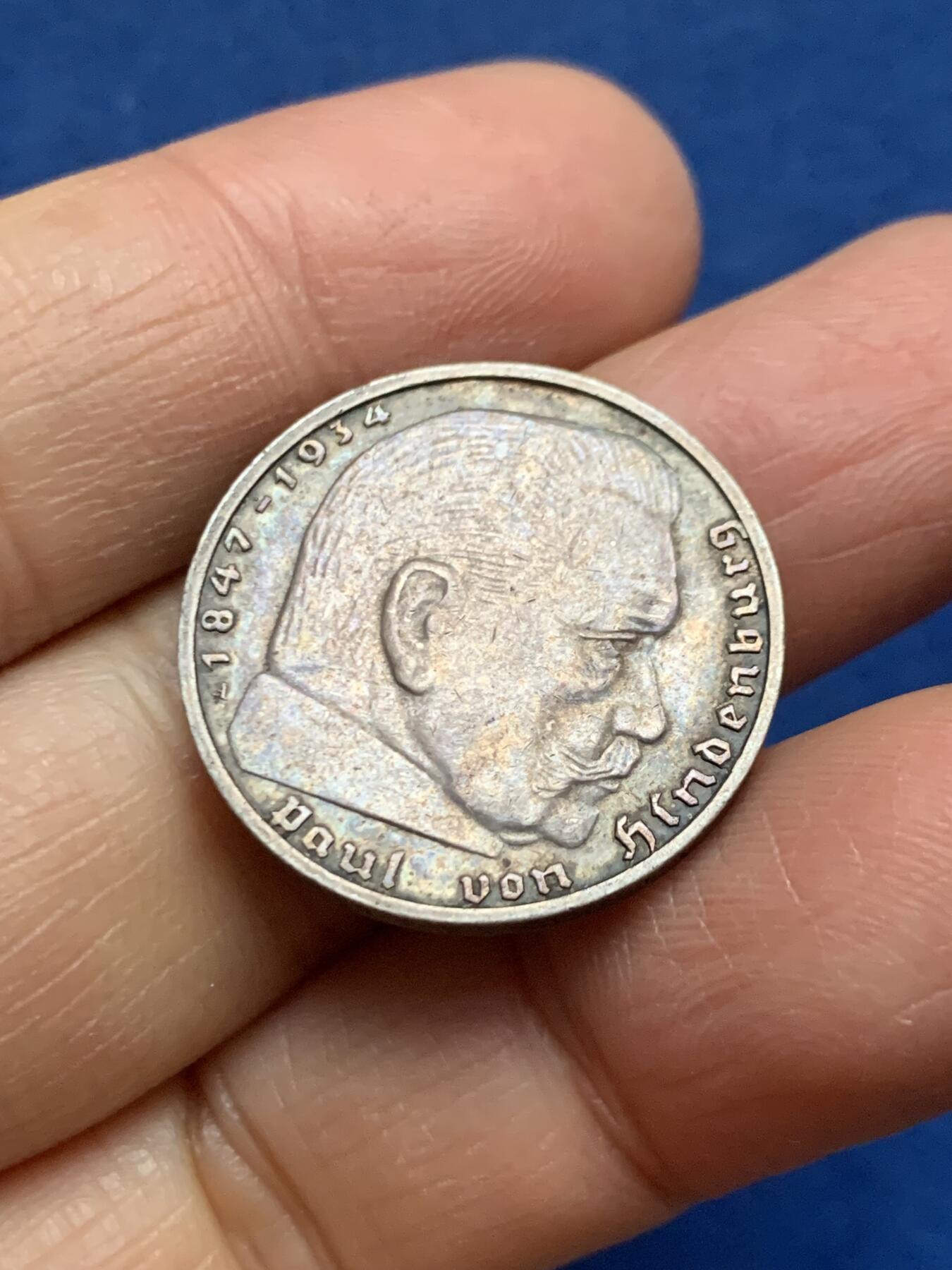 《竞宝斋》第461场 周日，周一，2场连拍 （全场包邮）欢迎送拍 德国1939年兴登堡2马克银币 双面均匀 深彩包浆 这个状态非常难得 味道好极了