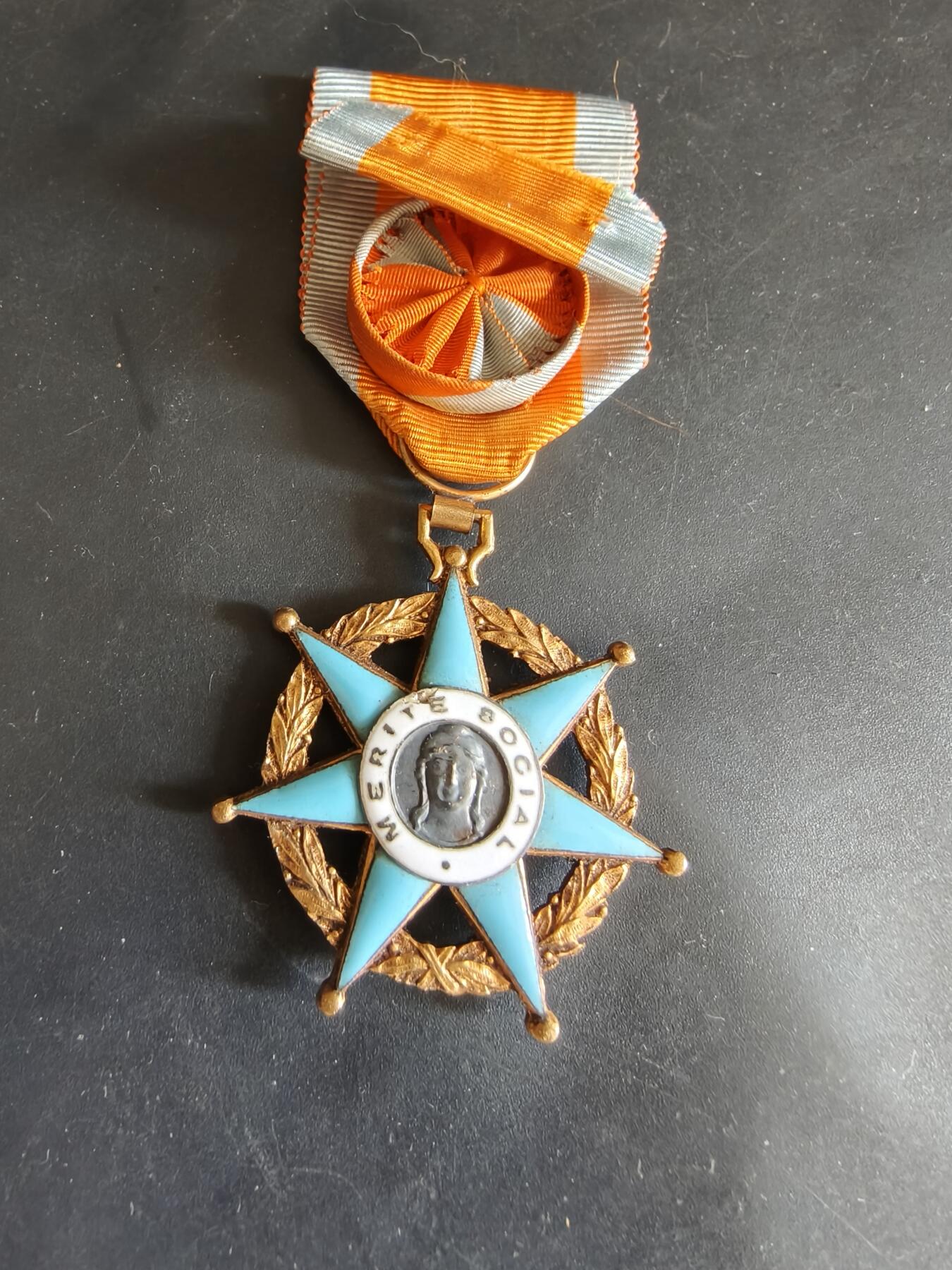 老王徽章第179期 法国军官级社会功绩勋章    原盒