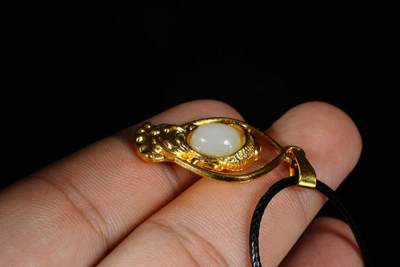 上海都达杂项专场八（全场包邮）   天然镀金无相佛嵌和田玉蛋面挂件 附鉴定证书87-339