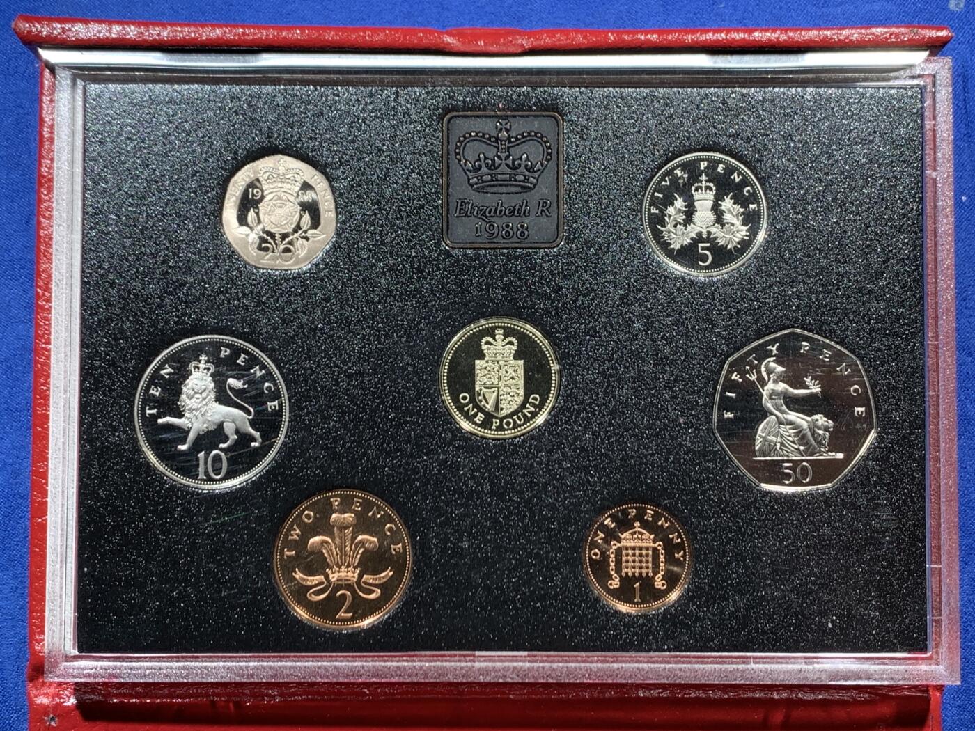 《竞宝斋》第461场 周日，周一，2场连拍 （全场包邮）欢迎送拍 英国1988年精制套币，带1枚1英镑盾徽精制纪念币，7枚币盒证齐全，品相精美 红色盒装