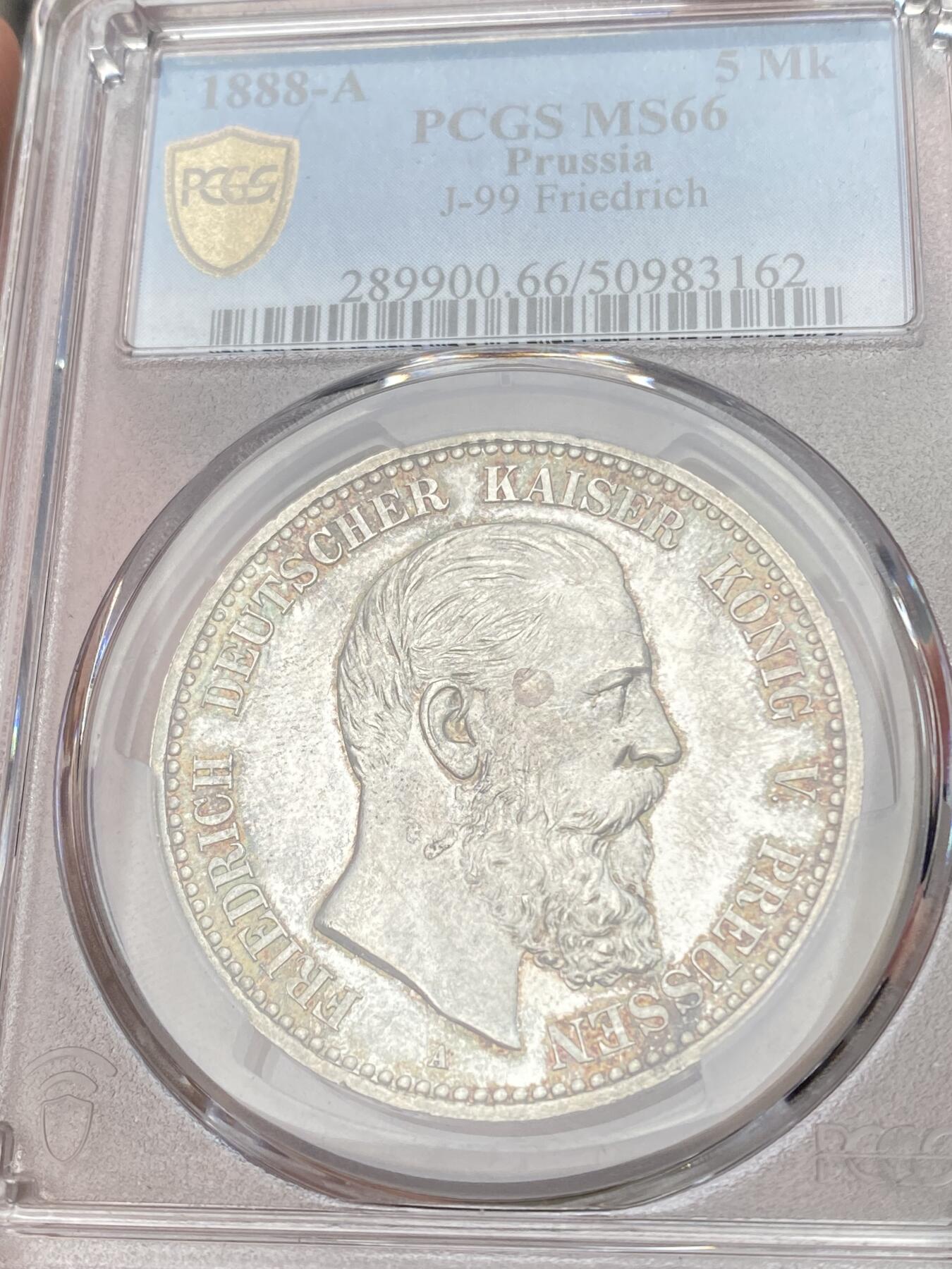 万国钱币拍卖第059期 PCGS MS66 1888普鲁士三皇年弗雷德里希三世短翅5马克 难得一见的GEM级别短翅 丝绸转光淡彩环绕 挑不出毛病的一枚