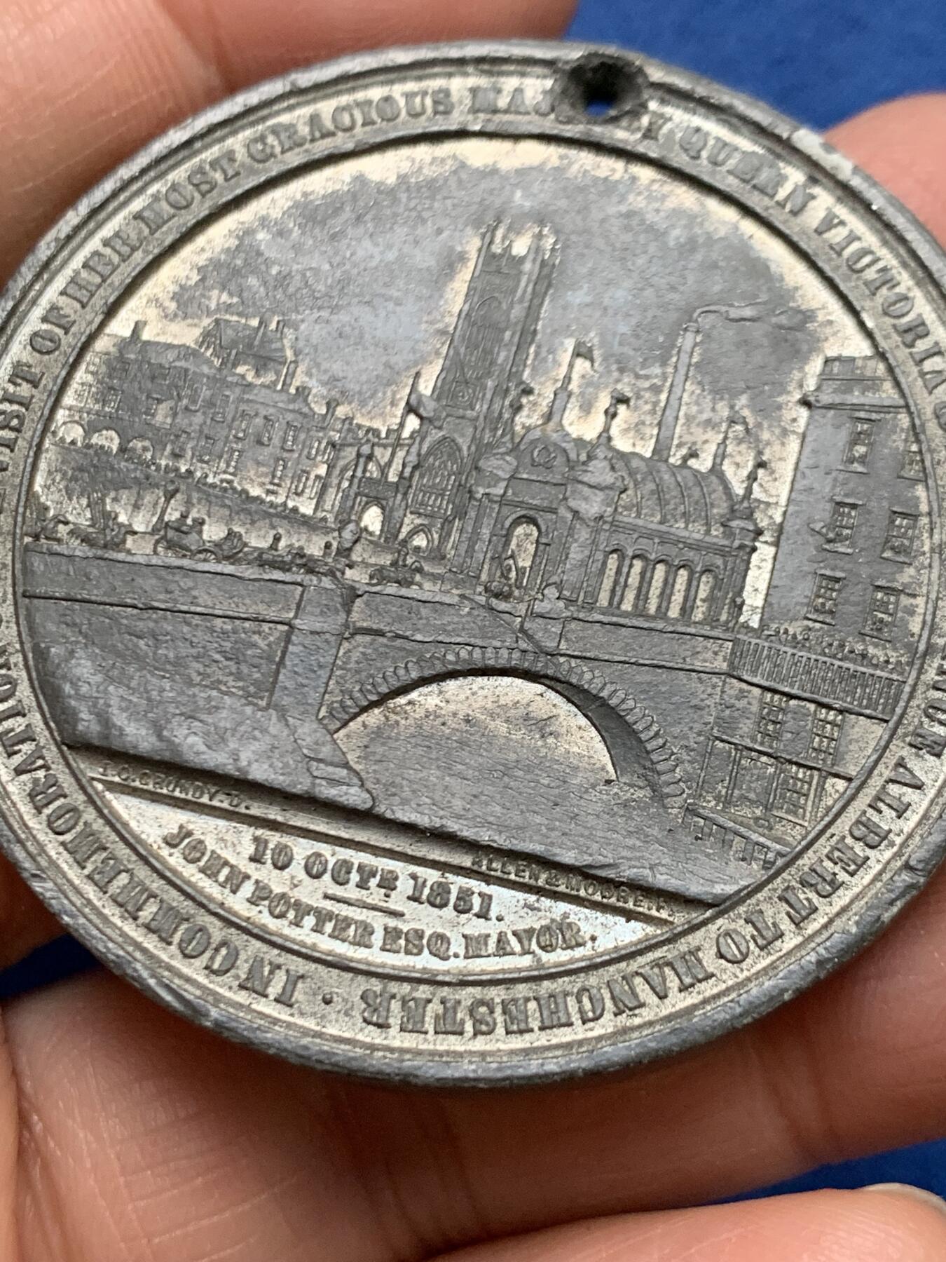 《竞宝斋》第461场 周日，周一，2场连拍 （全场包邮）欢迎送拍 英国1851年维多利亚女王皇家曼彻斯特访问纪念章，哥特款奢华设计，非常经典华美。39.2克，50.8mm。WM材质