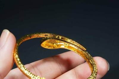 上海都达杂项专场八（全场包邮）   天然镀金嵌绿玛瑙蛋面蛇形活口手镯 附鉴定证书87-361