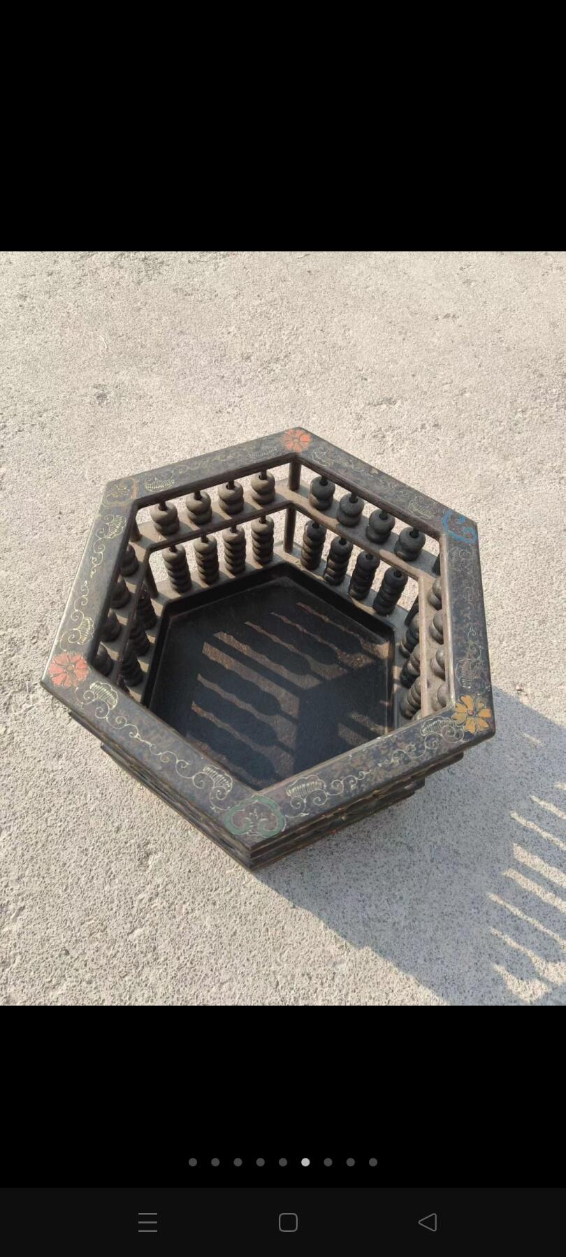 六角形算盘摆件，以精巧的榫卯结构将传统算盘与雅致器型融为一体，对角直径36厘米、高25厘米的尺寸，既保留了算盘的实用功能，又兼具陈设的装饰美感。周身包浆温润，算珠乌黑莹亮，框体上的描金纹饰虽历经岁月仍依稀可见，静静诉说着中式器物里“招财纳福”的美好寓意。它既是旧时商贾账房的实用工具，也是今日案头的雅致陈设，在古典形制与实用功能的平衡中，承载着中式商业文化的独特韵味………