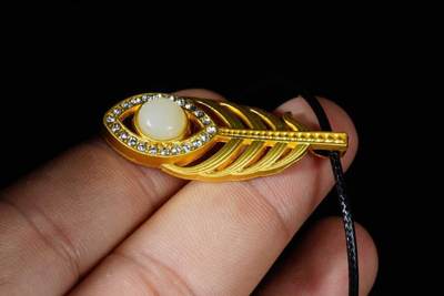 上海都达杂项专场八（全场包邮）   天然镀金一叶知秋嵌和田玉蛋面挂件 附鉴定证书87-346