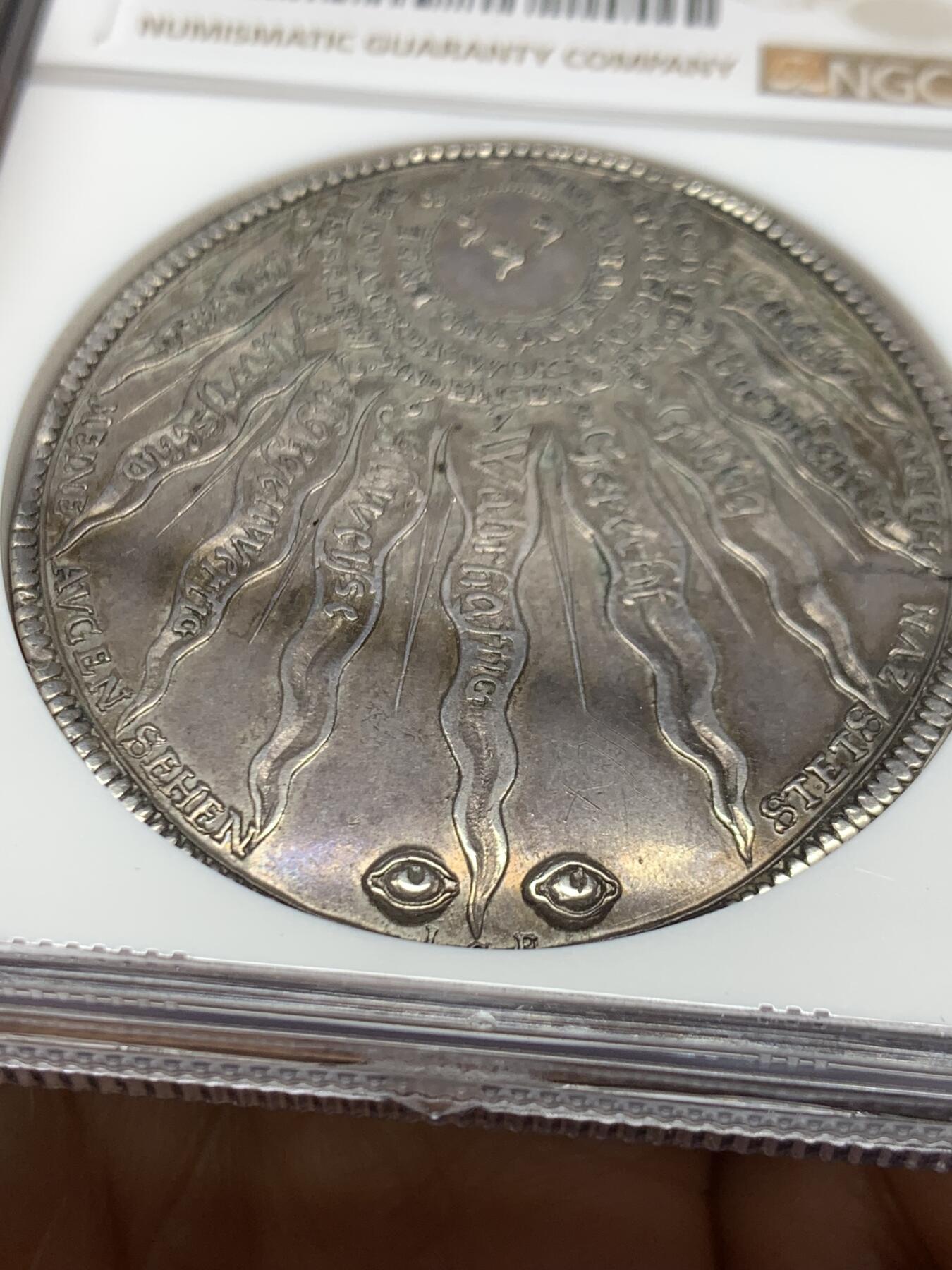 《竞宝斋》第461场 周日，周一，2场连拍 （全场包邮）欢迎送拍 NGC AU 德国 1668年  萨克森-哥达-阿尔滕堡公国 教理问答泰勒 非常稀有的品种  最近VF-XF的裸币成交价 1.6-2W  三线之内象征三位一体，光芒四射，象征上帝的各种特质；下方为天意之眼