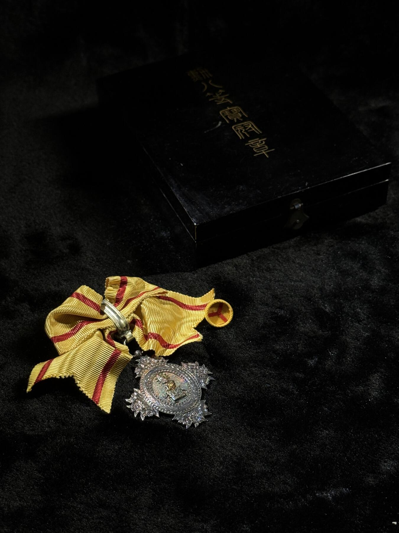 戎马世界章牌大赏第110期 勋八等宝冠章，带盒略