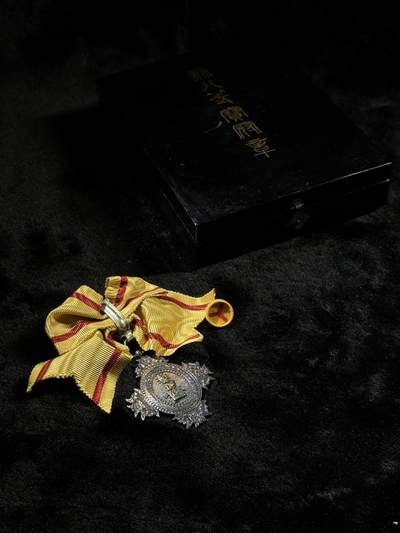 戎马世界章牌大赏第110期 - 勋八等宝冠章，带盒略