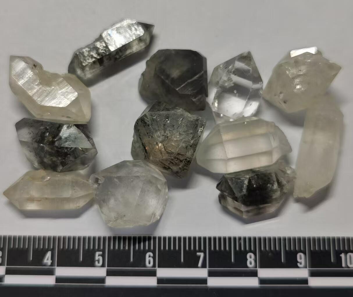 七河·世界币章矿标杂件每周小拍（总第35期）（本场周二结标） 藏家出品 X725(3) 云贵闪灵水晶原石一组 12 件 本件拍品由合作藏家邮寄