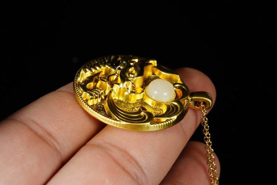 上海都达杂项专场八（全场包邮）   天然镀金龙行天下嵌和田玉蛋面挂件 附鉴定证书87-353