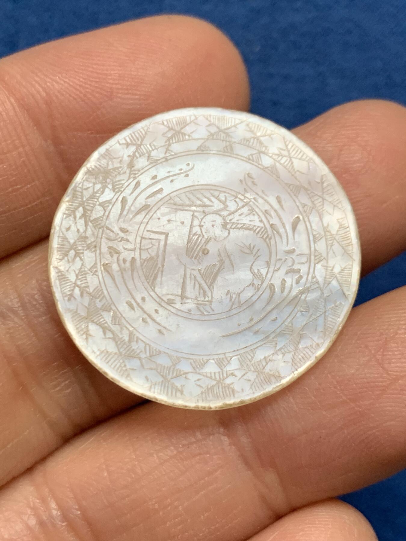 《竞宝斋》第461场 周日，周一，2场连拍 （全场包邮）欢迎送拍 两个一组 英国回流 清螺钿贝母筹码，圆型，珠光水润，人物故事精雕