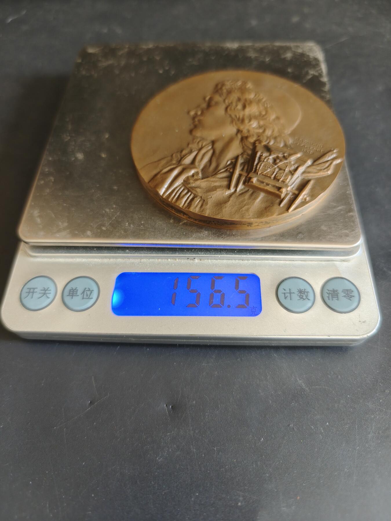 老王徽章第179期 法国维希市庆祝法国射击运动联合会成立50周年大铜章    直径68mm     重量156.5g