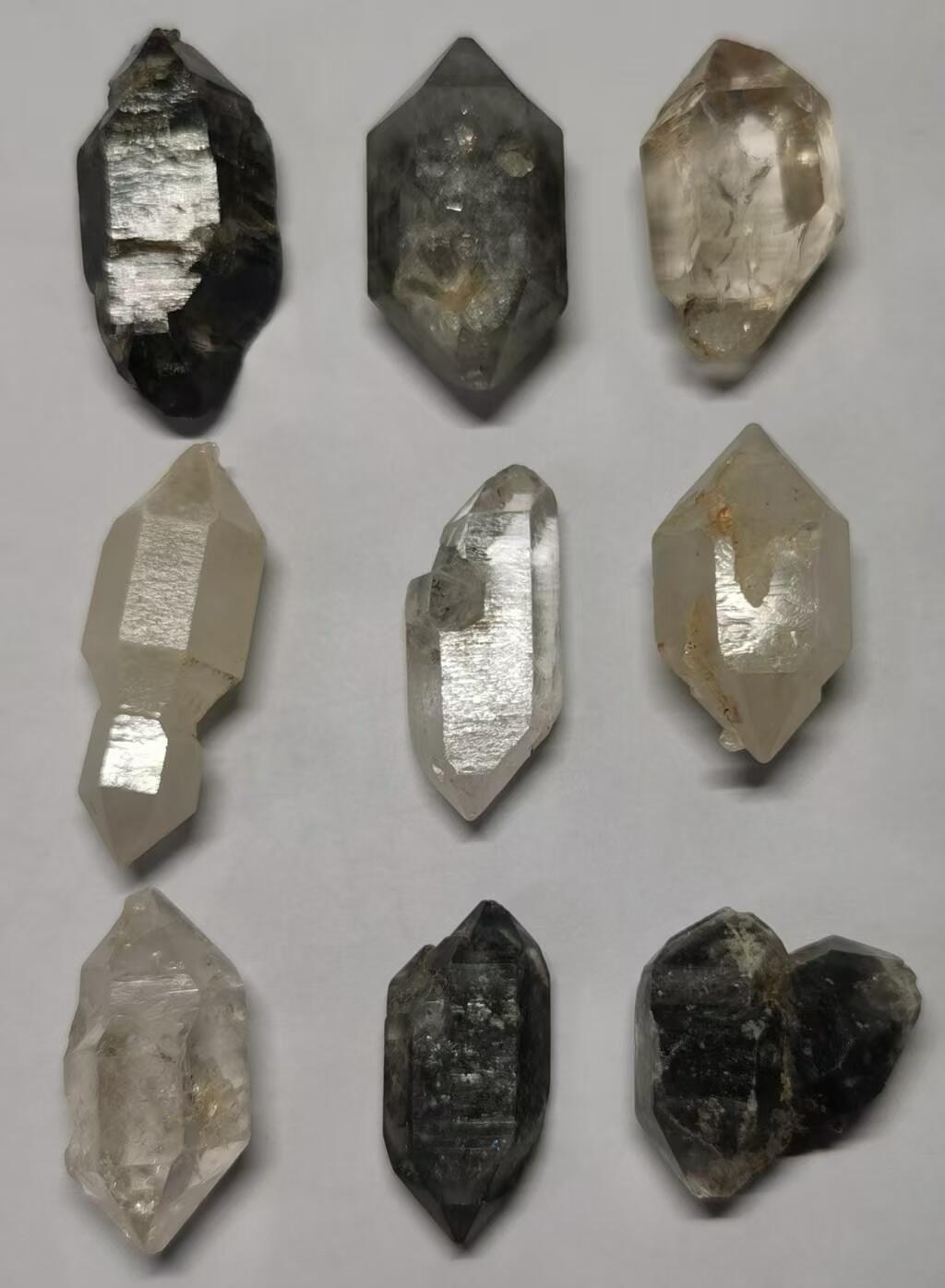 七河·世界币章矿标杂件每周小拍（总第35期）（本场周二结标） 藏家出品 X720（8） 比较大个头的云贵闪灵水晶原石一组 9 件 本件拍品由合作藏家邮寄