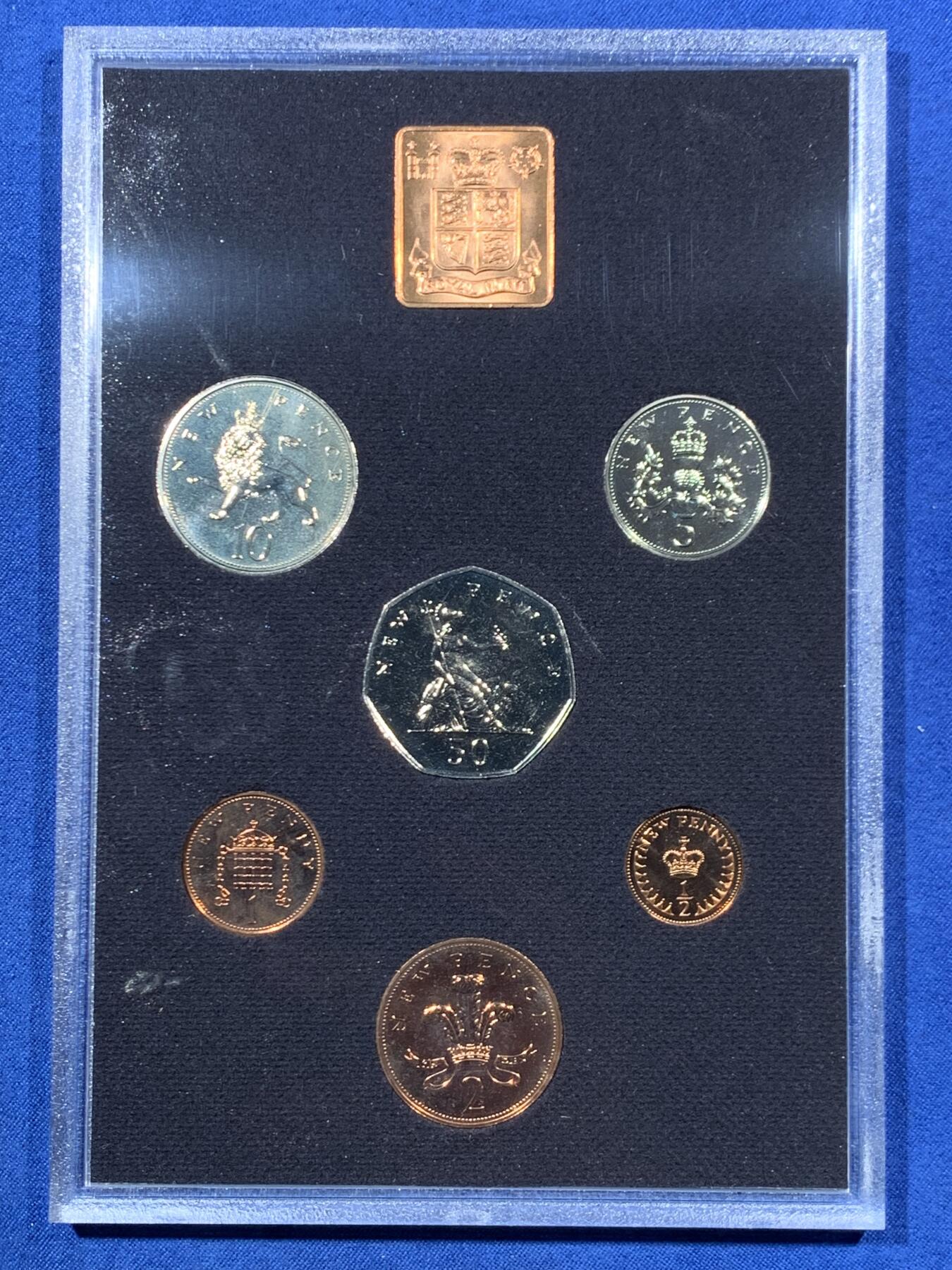 《竞宝斋》第461场 周日，周一，2场连拍 （全场包邮）欢迎送拍 英国1976年精制套币 礼品原装6枚币和1枚章