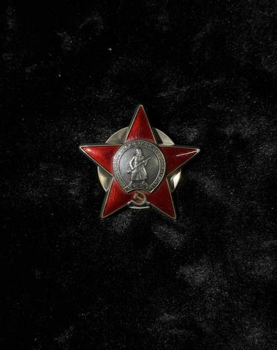 戎马世界章牌大赏第110期 - 苏联红星勋章，3633840号，珐琅有佩戴痕迹，冷战补发，步兵团高级侦查员潜入敌军阵地发现机枪与迫击炮连，突入战壕负伤不退并击毙两名敌军