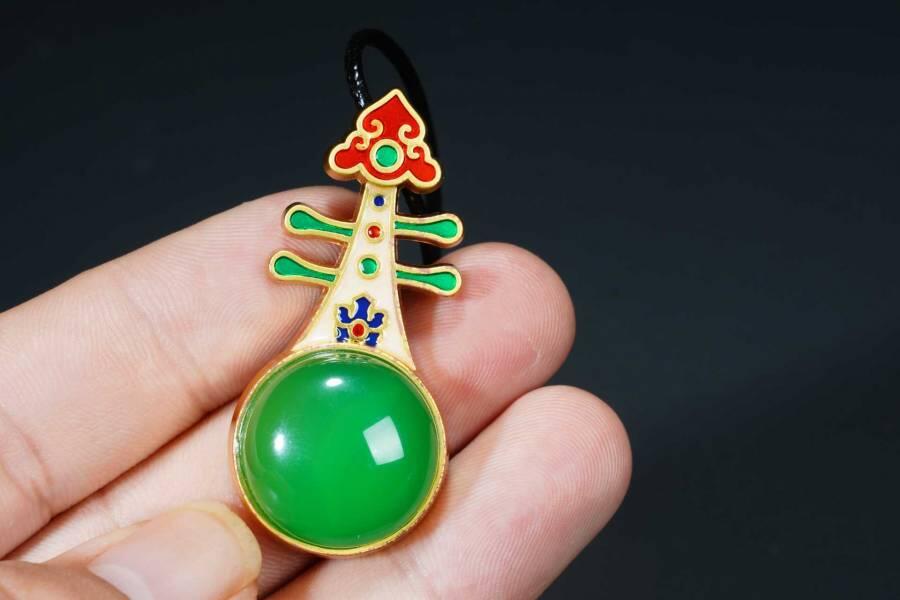 上海都达杂项专场八（全场包邮）   天然镀金琵琶琴嵌绿玛瑙蛋面挂件 附鉴定证书87-358