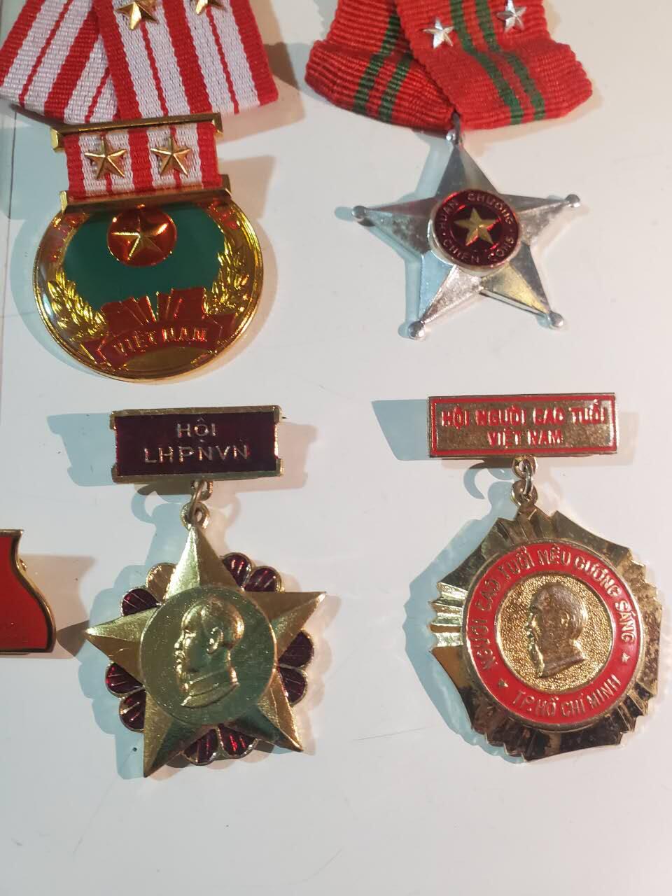 韵星假日拍卖第三十八期 -- Rimey Holidays Auction 38 越南越战老兵河内地区干部阮氏福（与上一组为夫妻，妻）全套 -- 带有党代会证 二级独立勋章（第三序列） 二级战功勋章 光荣在党五十年奖章（早期铜珐琅）河内五十年建设大会代表证章 首都建设 加强教育奖章 部分章带厂标 罕见完整一套且保存完好 