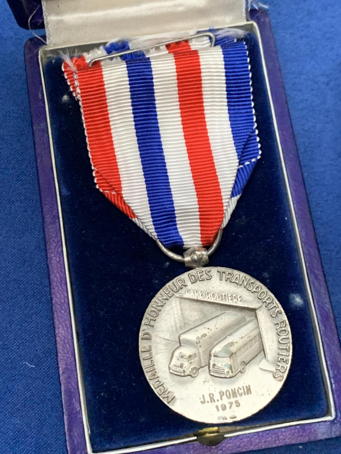 《竞宝斋》第461场 周日，周一，2场连拍 （全场包邮）欢迎送拍 两枚一组 法国功勋章 带盒 细节见图