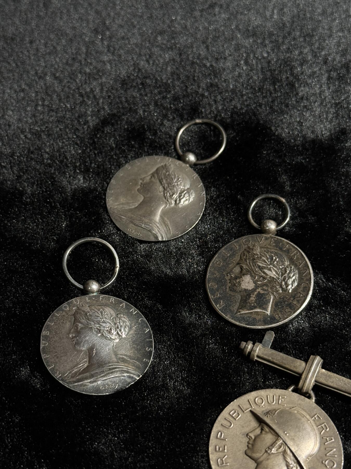 戎马世界章牌大赏第110期 法国奖章一组，银制，重约48.7g