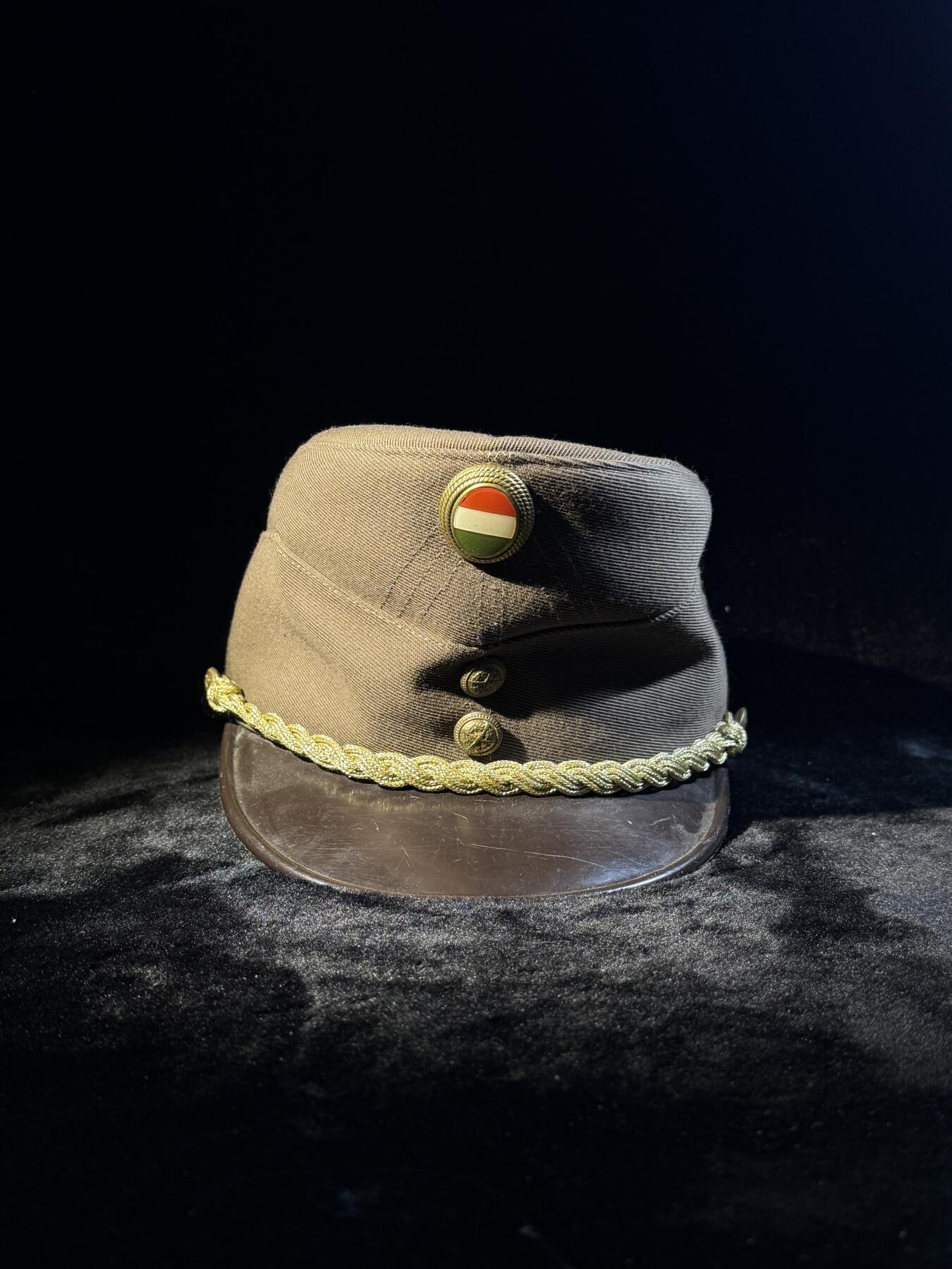 戎马世界章牌大赏第110期 匈牙利军官帽