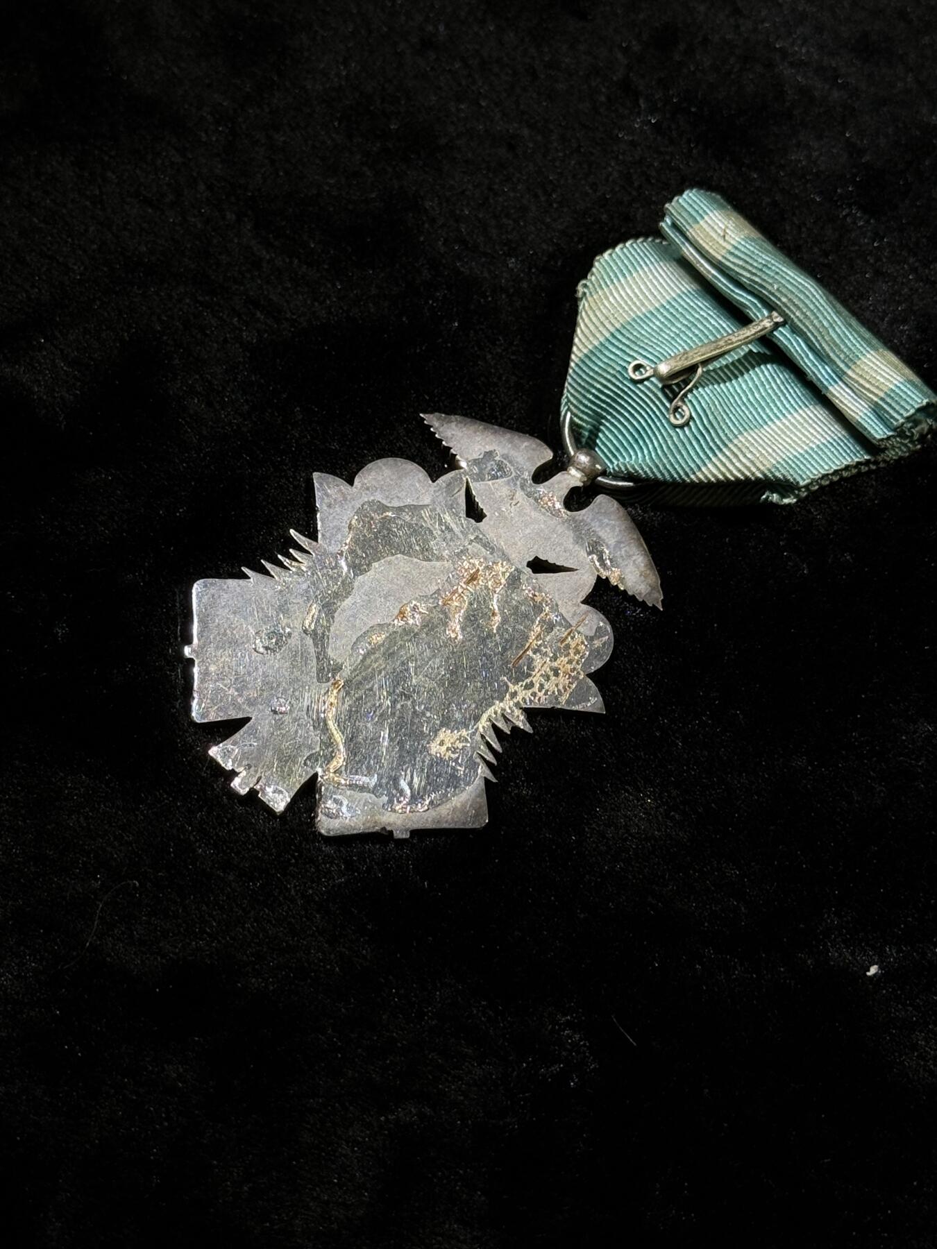 戎马世界章牌大赏第110期 功七级金鸱章，盒子为六级