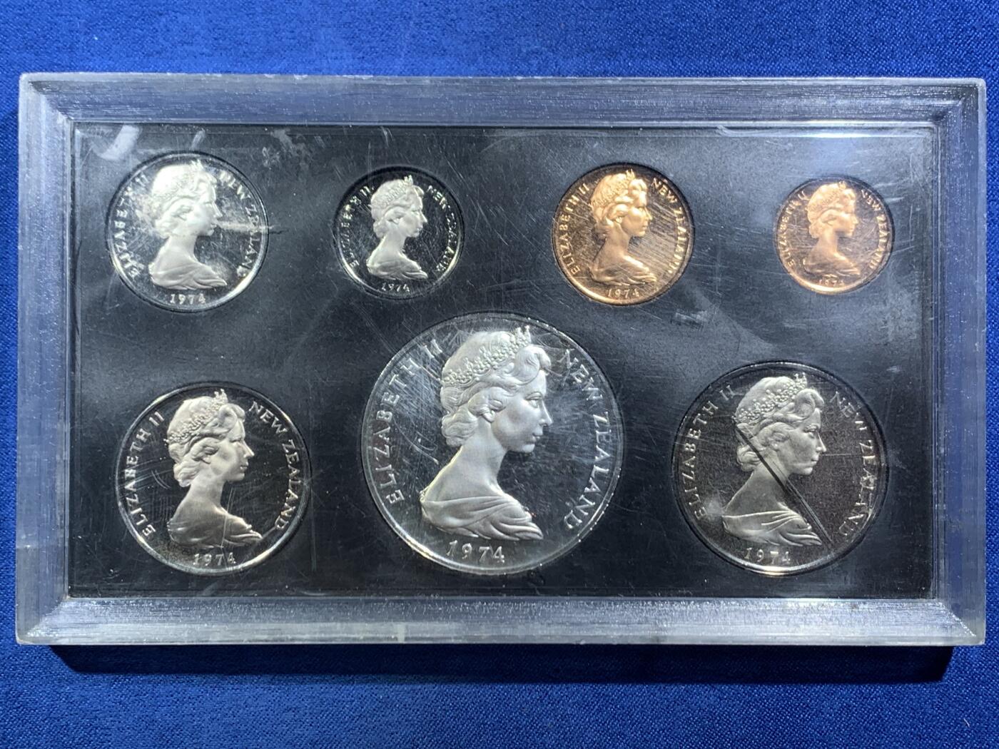 《竞宝斋》第461场 周日，周一，2场连拍 （全场包邮）欢迎送拍 新西兰1974年7枚装精制套币 其中一枚1元主币是银币（英联邦运动会 925银 28.2克）细节见图