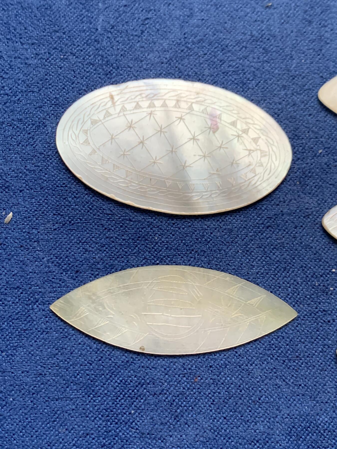 《竞宝斋》第461场 周日，周一，2场连拍 （全场包邮）欢迎送拍 五个一组 英国回流 清螺钿贝母筹码，菱形椭圆形，珠光水润，花卉精雕