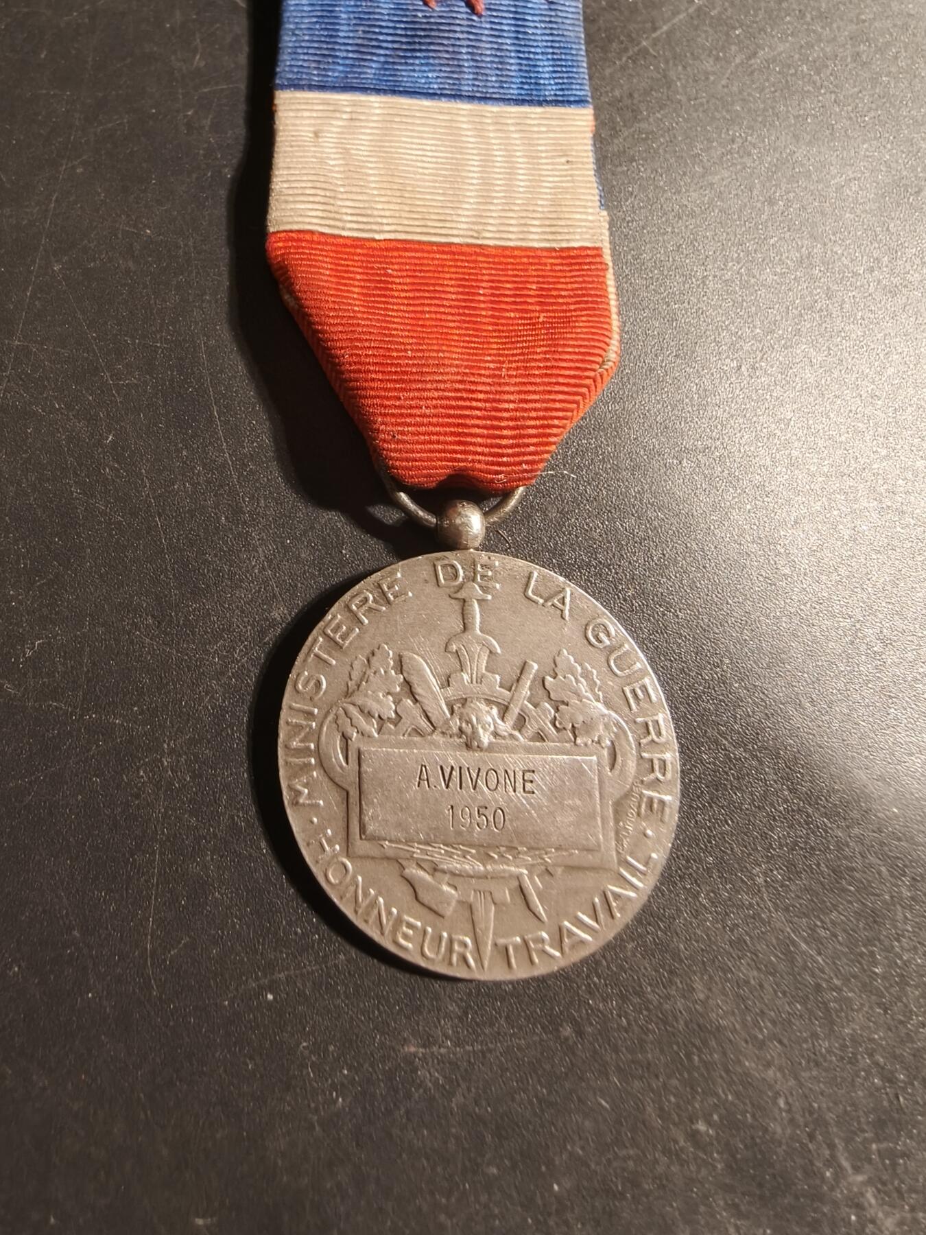 老王徽章第179期 法国战争部银级劳动荣誉奖章    950银    1950年实发     11.4g