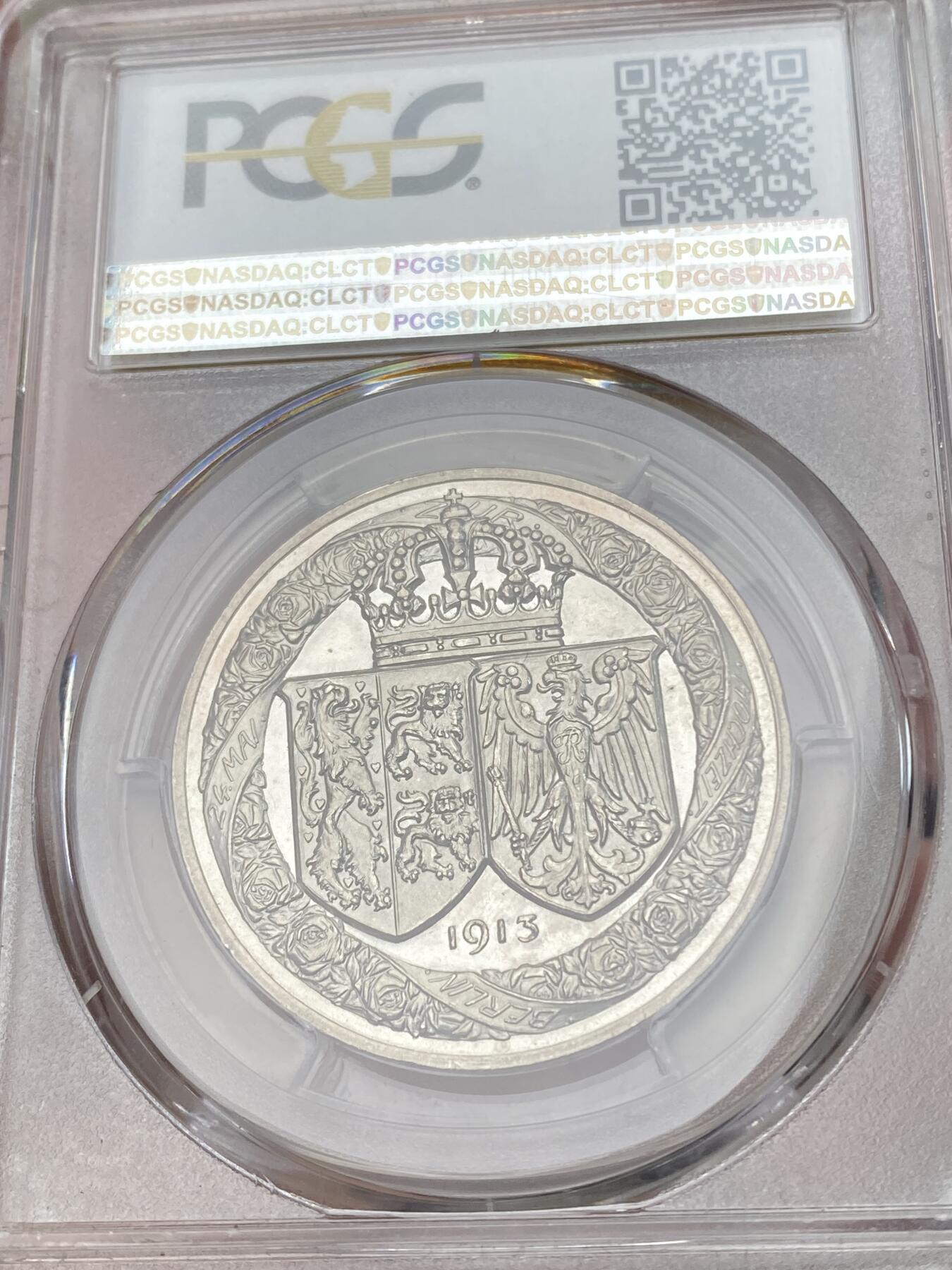 万国钱币拍卖第059期 PCGS SP63 1913年德国布伦瑞克-卡伦贝格-汉诺威皇室婚礼纪念银章 纪念来自汉诺威家族的欧内斯特-奥古斯都与霍亨索伦家族的普鲁士维多利亚路易斯公主结婚；这场联姻结束了两大家族之间几十年的裂痕。这次婚礼也是第一次世界大战之前欧洲各君主最后一次盛大聚会 