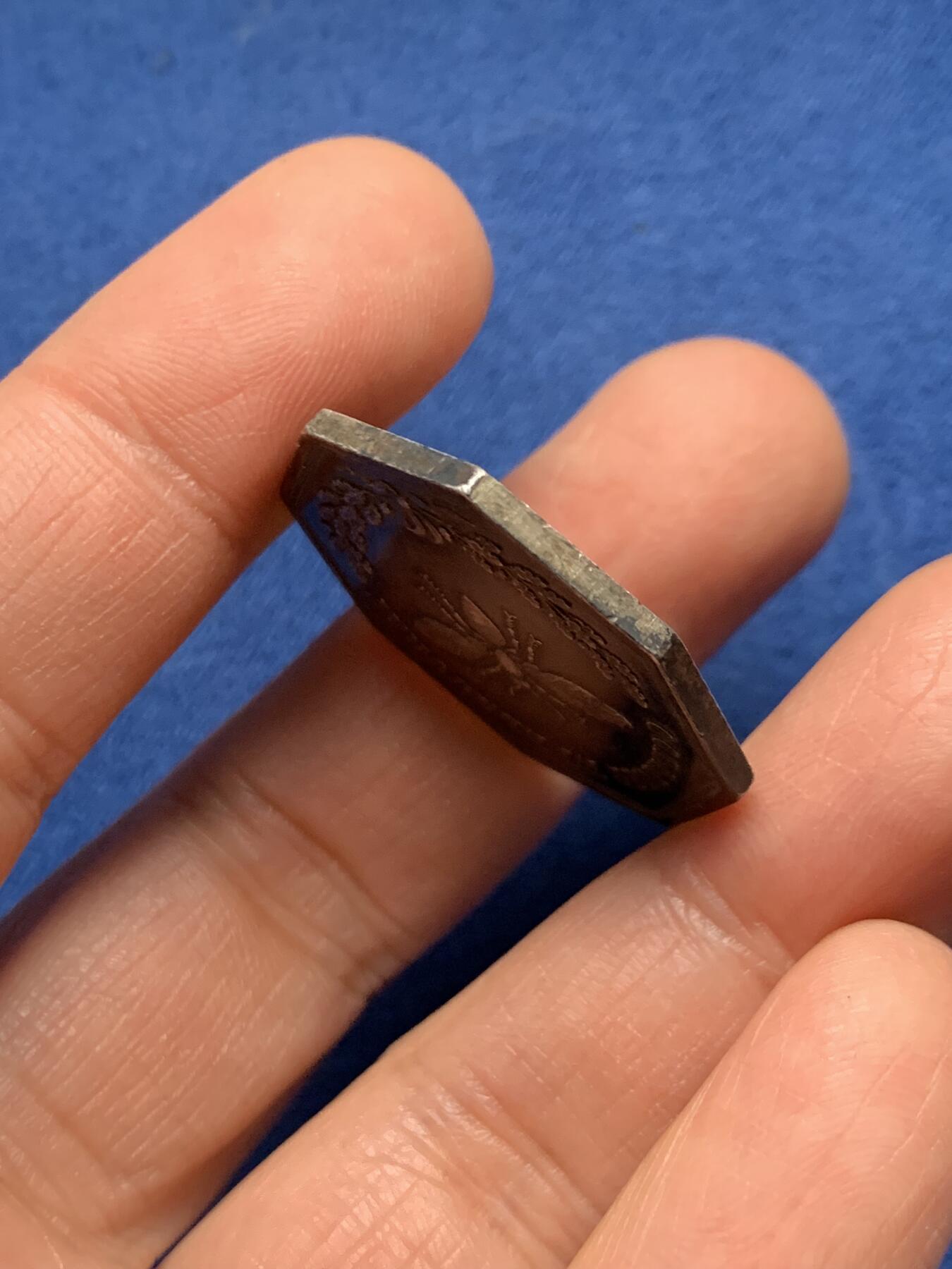 《竞宝斋》第461场 周日，周一，2场连拍 （全场包邮）欢迎送拍 法国早期无边铭银质八角代币，细节清晰，双面深彩包浆，直径：29.6mm，重：11.73g