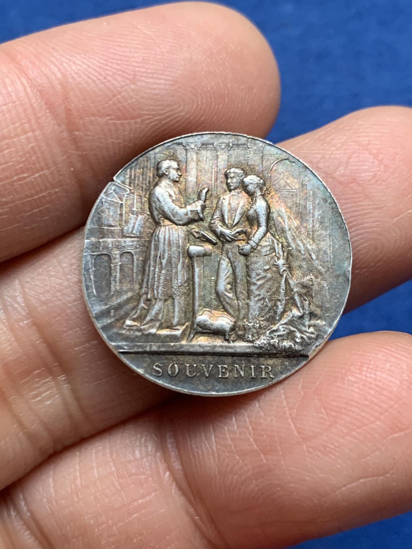 《竞宝斋》第461场 周日，周一，2场连拍 （全场包邮）欢迎送拍 法国婚礼银章 背面无刻字 4克 23.4mm